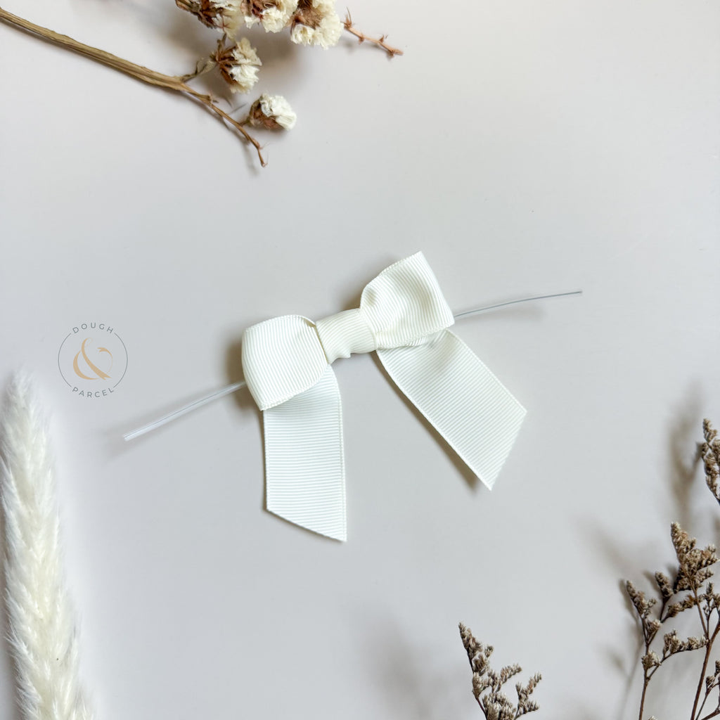 Ivory Grosgrain Pre-tied Bow (25 pack)