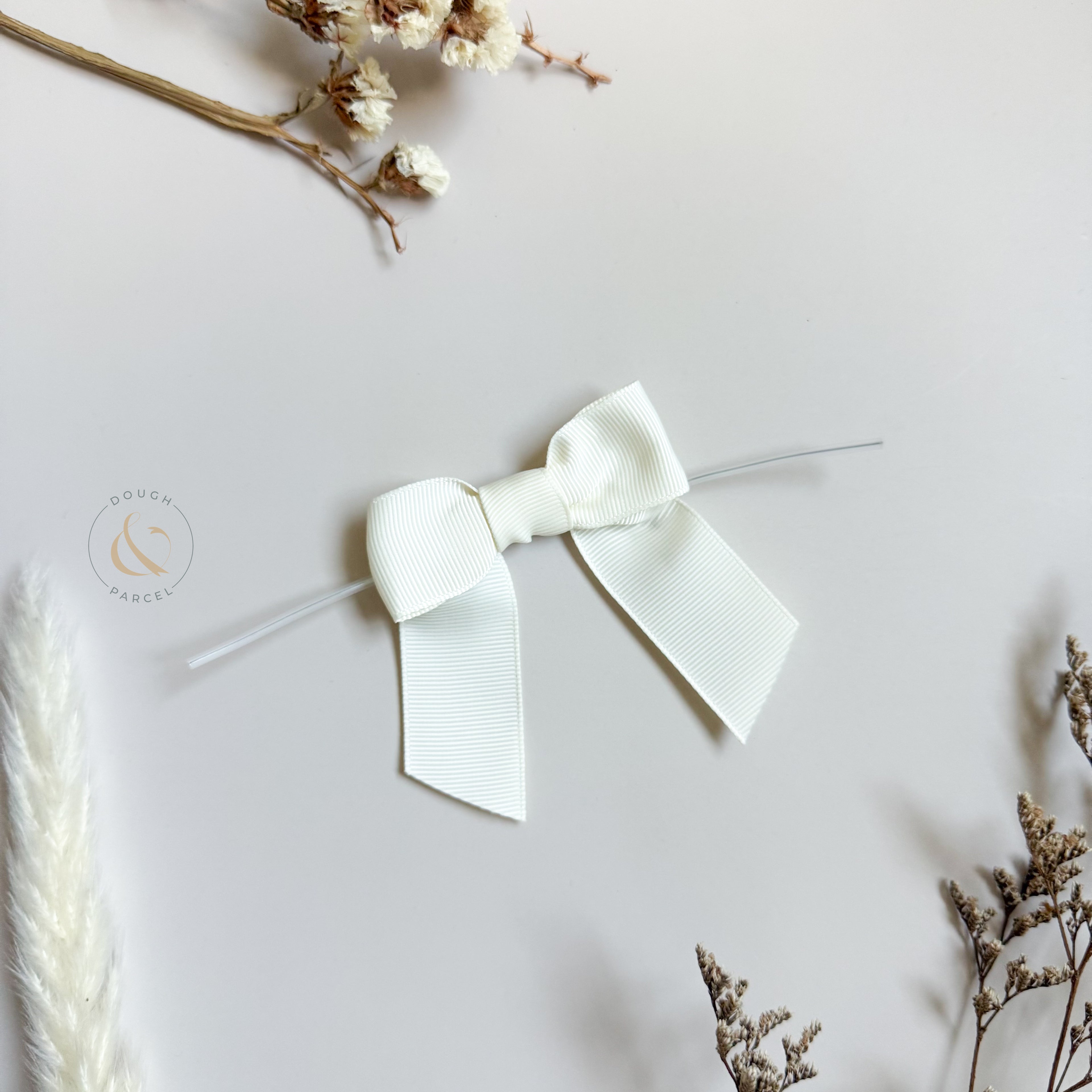 Ivory Grosgrain Pre-tied Bow (25 pack)