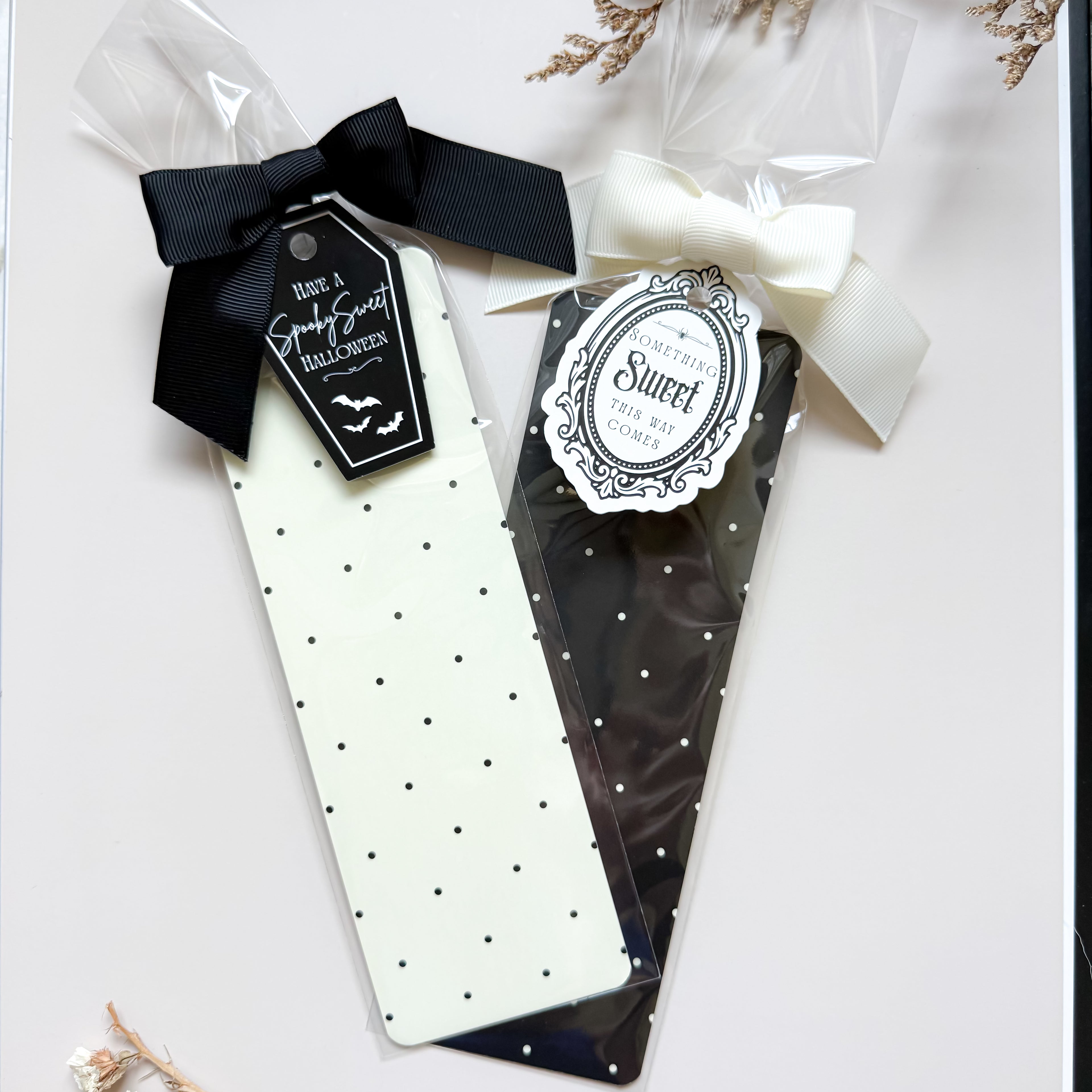 Reversible grease resistant tall cookie backer - 2.625" x 8" (Black dots & Cream dots) 15pk
